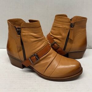MIZ MOOZ RUCHED LEATHER BOOTIE SIDE ZIP BUCKLE 37EU / 7US SADDLE Z-250